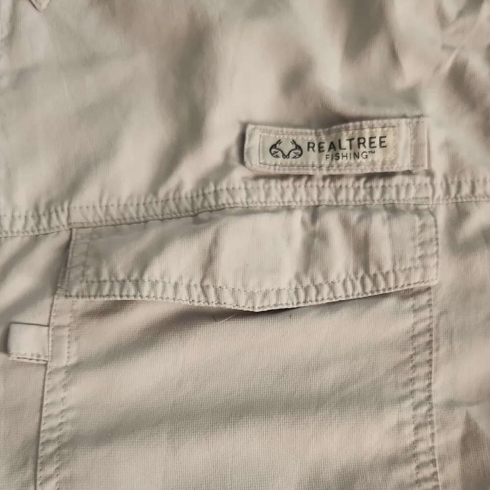 3/$20 Realtree Fishing Light Gray Button Down Shirt